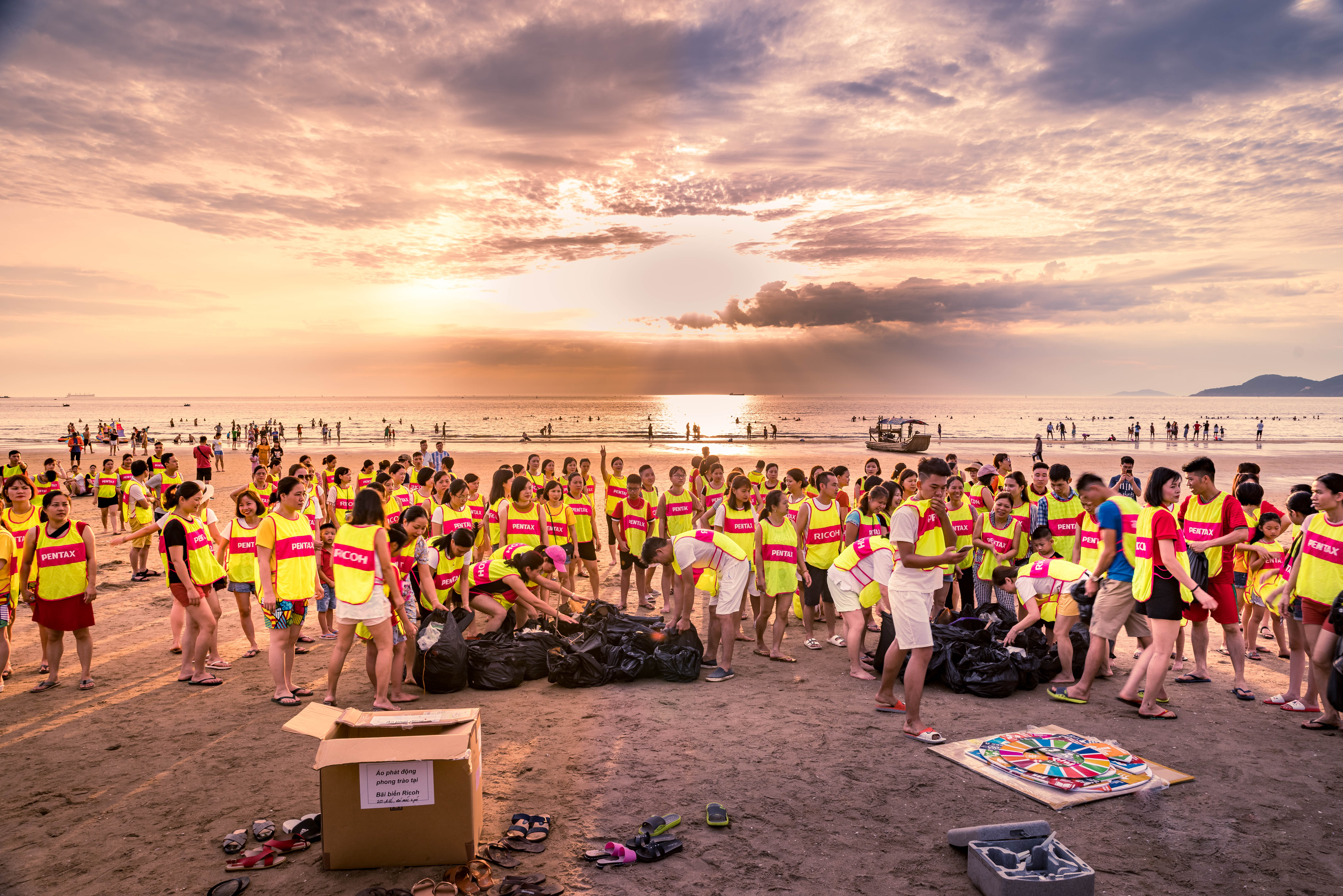image:Beach cleanup activity by RICOH IMAGING PRODUCTS(Vietnam)CO.,LTD. employees.