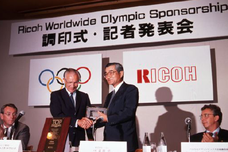 調印式でのサマランチI OC会長（当時）と浜田社長（1989年9月19日東京・高輪プリンスホテル）