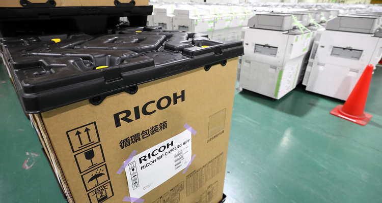 Even for heavy printing machines, eco-friendly reusable cardboard boxes are used. The boxes are strong enough to stack two boxed machines on top of each other.
