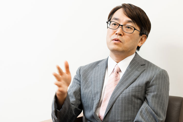 Since becoming the third professional shogi player from junior high school ranks in the history of the game in 1985, Mr. Habu has continued to post new records by winning numerous titles. In December 2017, he became the first ever permanent seven title holder, and received the People’s Honour Award in February 2018. In June 2019, he became the first person to post 1,434 shogi wins.