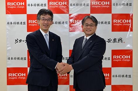 Attending a press conference on June 20, 2019, were Yasumitsu Sato, head of the Japan Shogi Association (left) and Tadashi Furushima, a corporate vice president and general manager of Ricoh’s Innovation/R&D Division. Mr. Furushima also heads the Ricoh Shogi Club.