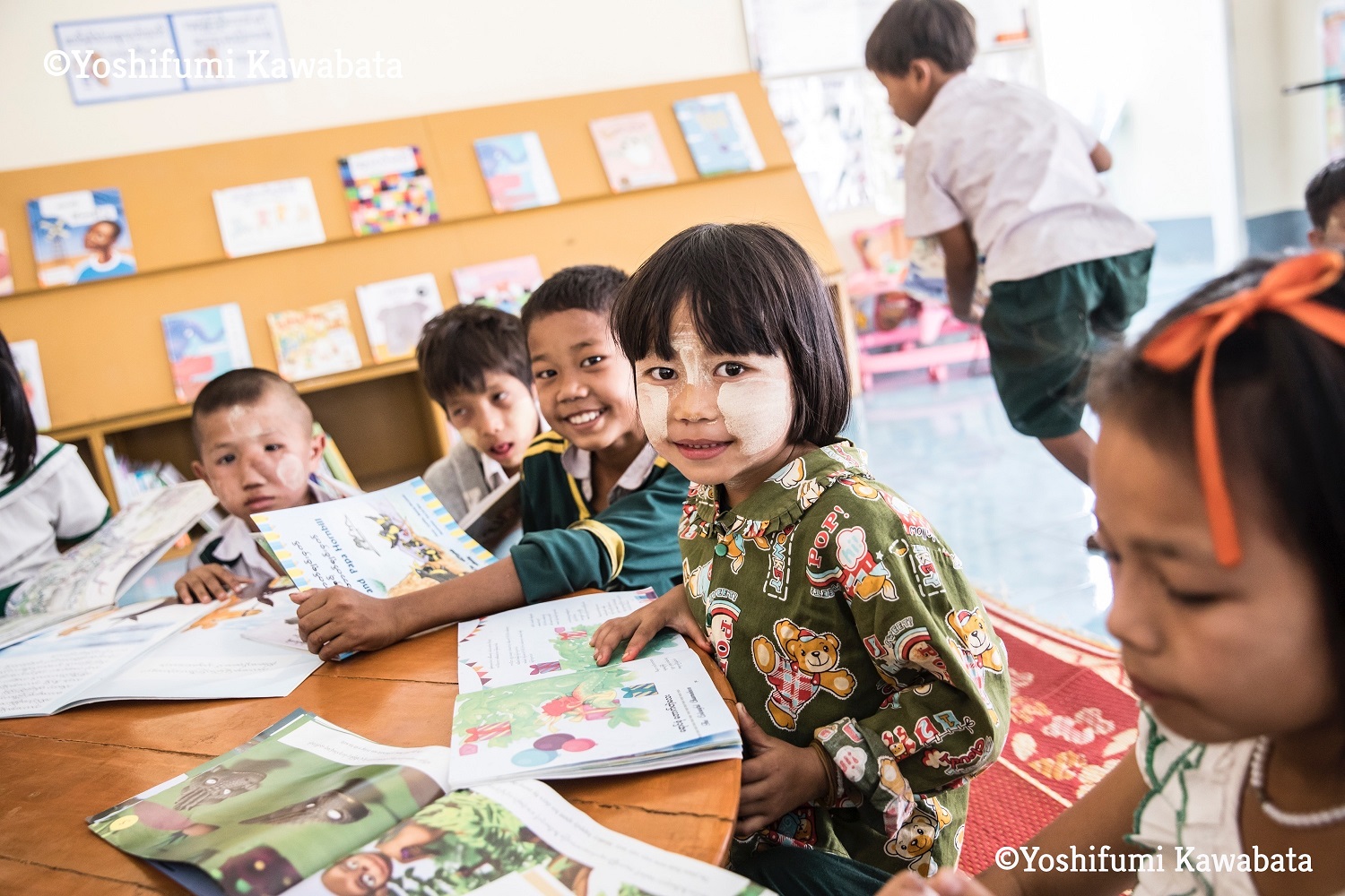 image:Myanmar children with picture books