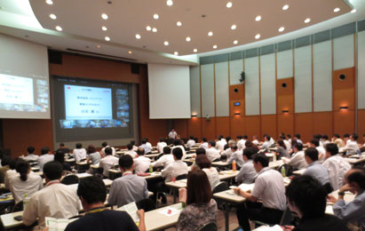image:A seminar held one month before the test day given by an invited external expert (Ricoh Ohmori Hall) 