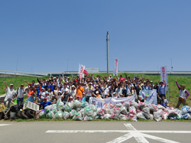 image:Japan:　Participating in an Arakawa Clean Aid campaign together with our customers