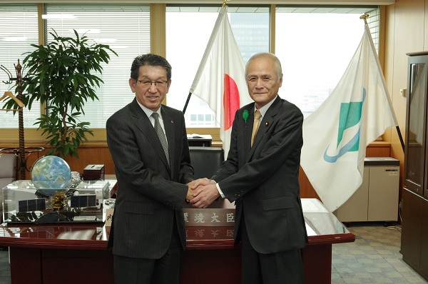 image2:Yoshinori Yamashita, President and CEO of Ricoh (Left) and Koichi Yamamoto, Minister of the Environment (Right)　