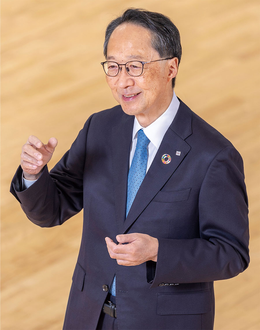 CEO Akira Oyama explaining