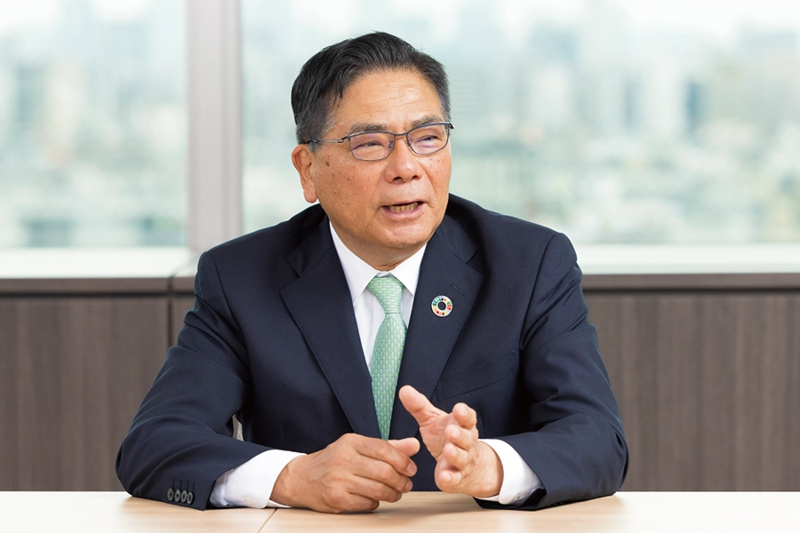 Scene from the Outside Directors’ Roundtable featuring Kazuhiko Ishimura, Lead Independent Director