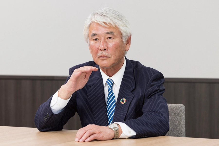 Scene from the Outside Directors’ Roundtable featuring Sadafumi Tani, Chairperson of the Compensation Committee