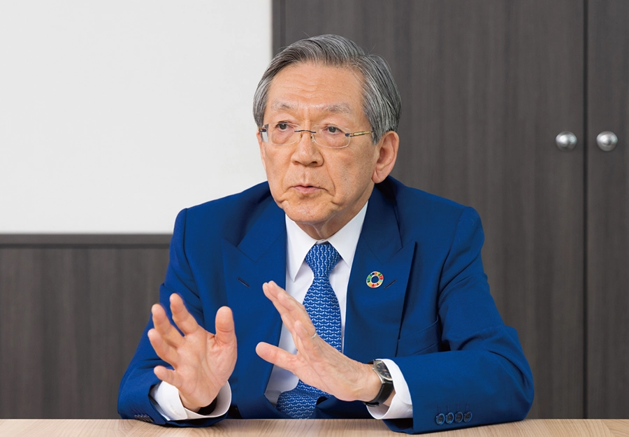 Scene from the Outside Directors’ Roundtable featuring Keisuke Yokoo, Chairperson of the Board of Directors