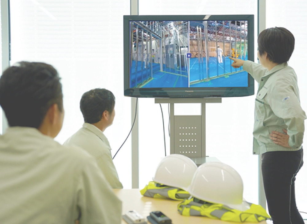 Meeting scene with participants viewing site images captured by a Ricoh 360-degree camera