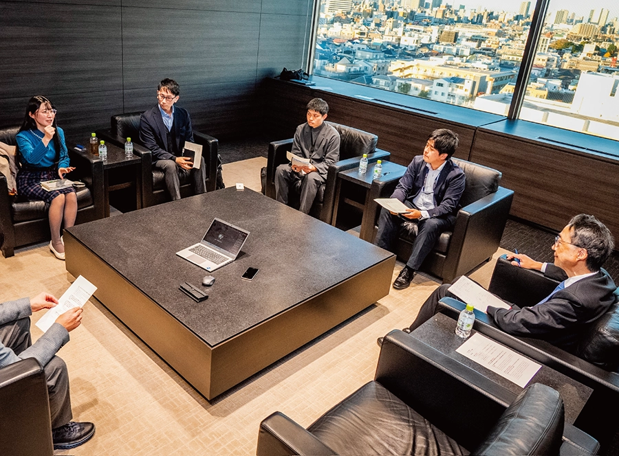 CEO Oyama participating in a roundtable discussion with employees, responding to questions from staff members.