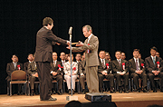 Receiving the Minister of the Environment Award from the Environmental Minister, Tetsuo Saito